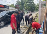 Peduli Kebersihan Lingkungan, Petugas Lapas Pekanbaru Lakukan Pembersihan Saluran Pembuangan Air