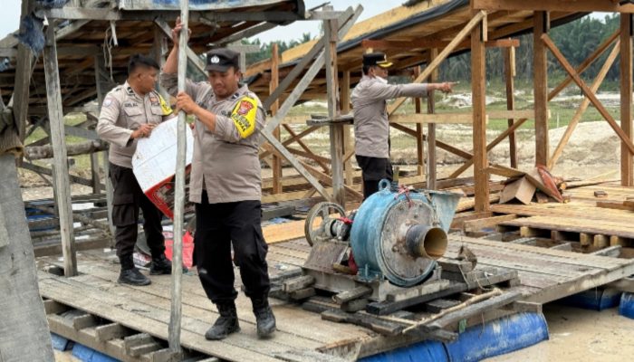Polsek Kuantan Tengah Tertibkan Aktivitas Peti di Areal Eks PT. Duta Palma, 32 Rakit Dimusnahkan