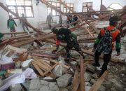 Pulihkan Aktivitas Warga, TNI AD Kerahkan Personel Bersihkan Puing Gempa Poso