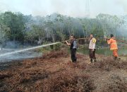 Personel Polsek Bangkinang Barat Berjibaku Padamkan Karhutla, Lahan 5 Hektar di Salo Timur Berhasil Diselamatkan