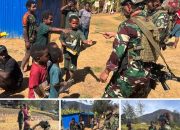 Satgas Yonif 700/WYC Sentuh Hati Warga Wuloni: Anjangsana, Layanan Kesehatan, dan Hadiah Buku untuk Anak Negeri