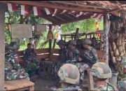 Dansatgas Yonif 763/SBA Kunjungi Pos Subin, Berikan Jam Komandan dan Bantuan Logistik Kepada Seluruh Personel Pos Subin