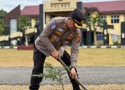 Kapolres Kuansing Tanam Pohon Trembesi di Mapolres, Awali Penanaman Pohon secara Serentak